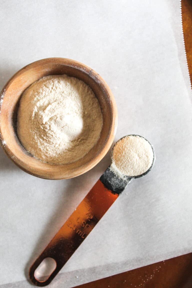 agar agar powder in a bowl with a measuring spoon nearby