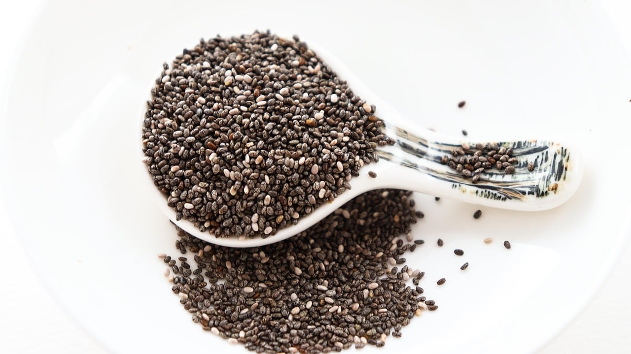 chia seeds vs psyllium husk: chia seeds on a spoon