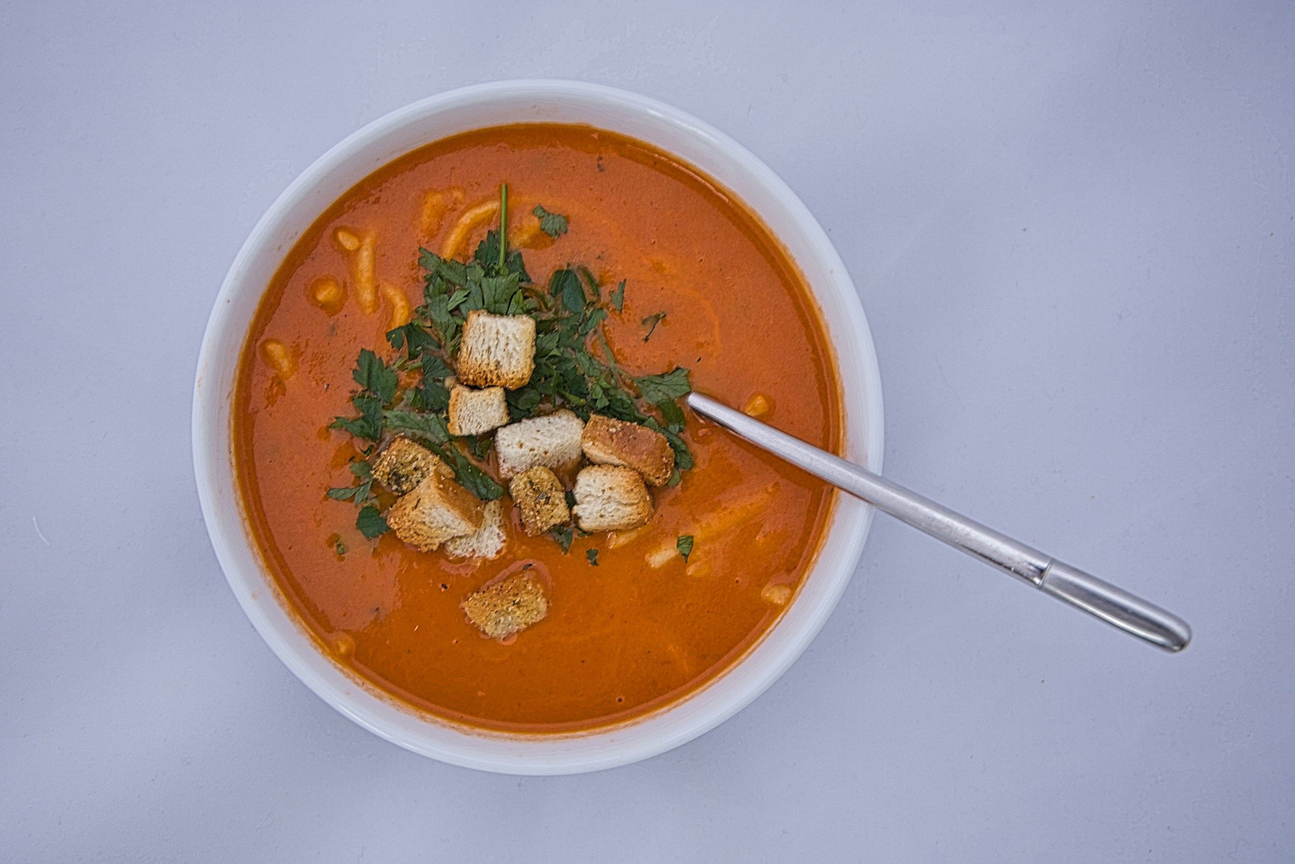 Tomato soup with noodles and parsley 